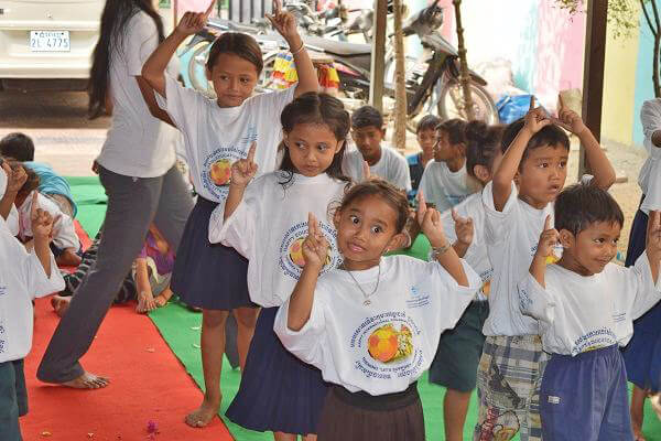 カンボジア幼稚園＆孤児院でダンスと歌を鑑賞