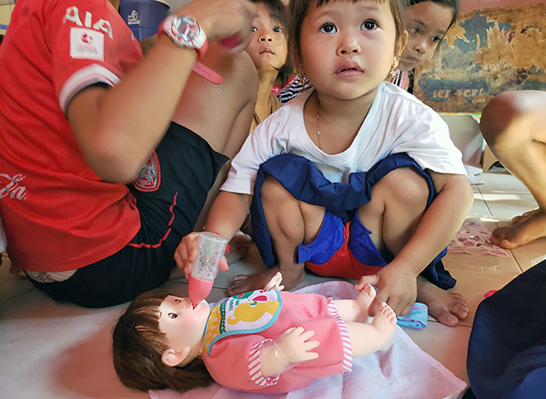 ピープルからカンボジアの孤児院にぽぽちゃんを寄贈