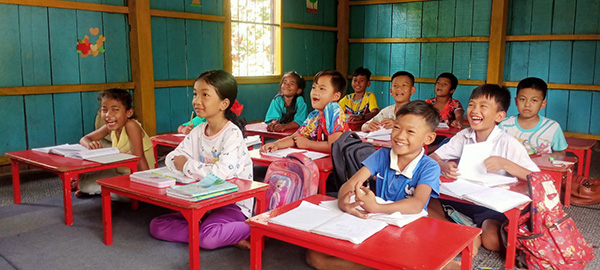 CHANG学習塾で勉強するカンボジアの子ども達