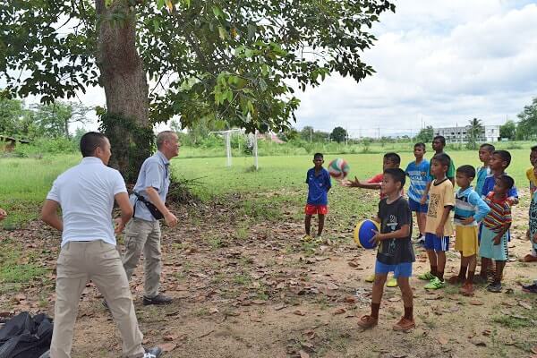 バンナムーン孤児院の子ども達へバレーボールのプレゼント