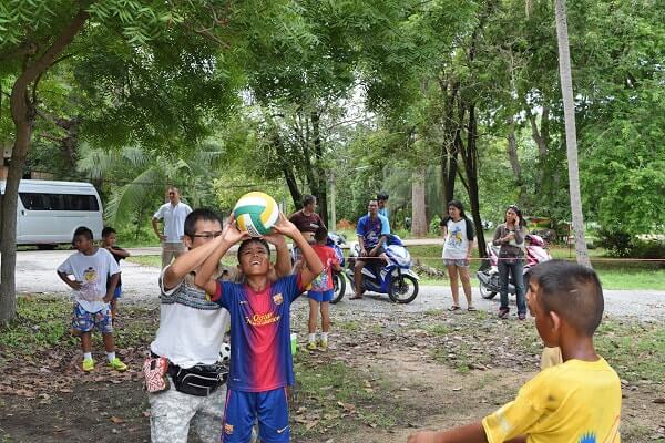 バンナムーン孤児院の子供たちとバレーボール