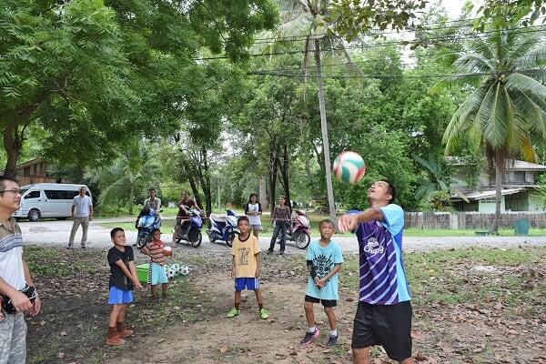 バンナムーン孤児院の子ども達とバレーボール