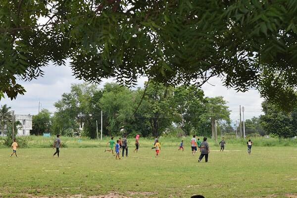 バンナムーン孤児院の男の子たちとサッカー