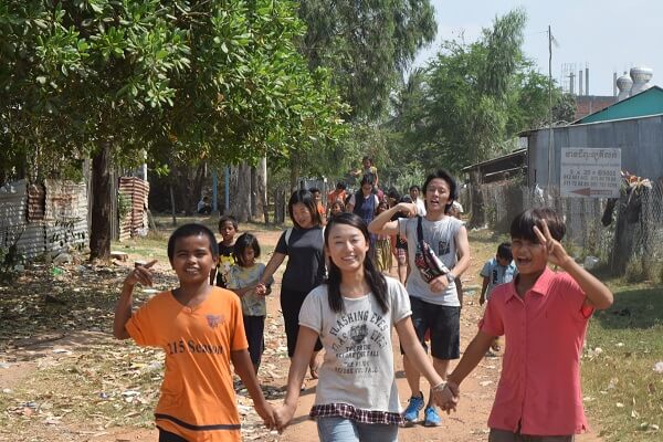 海外ボランティア、カンボジアの子供達と散歩