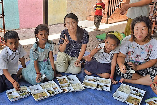 海外ボランティア、カンボジア孤児院の子どもとご飯を食べる