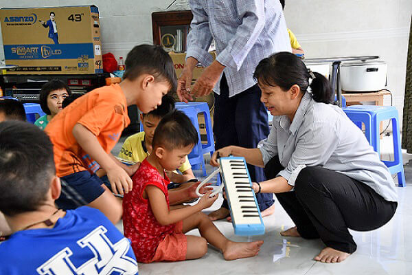 スタディツアー、東南アジアの子供達が音楽を楽しむ