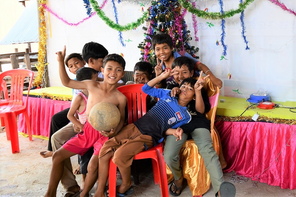 孤児院のクリスマスパーティーにはしゃぐ少年たち