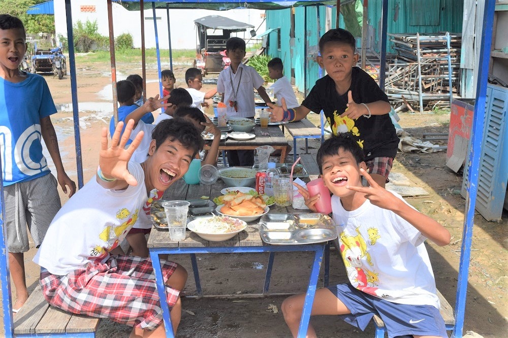 楽しそうに食事する孤児院の子供たち
