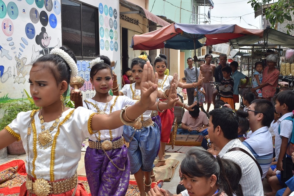 カンボジアの伝統舞踊を踊る孤児院の女の子たち
