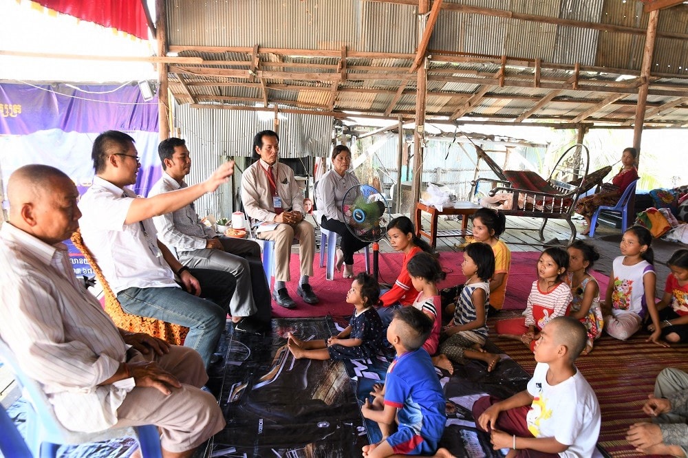 孤児院のスタッフや子供たちとミーティング