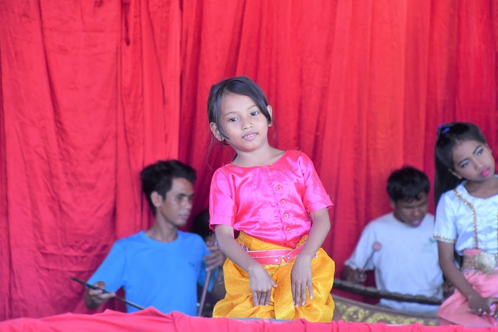 伝統舞踊を練習する孤児院の少女