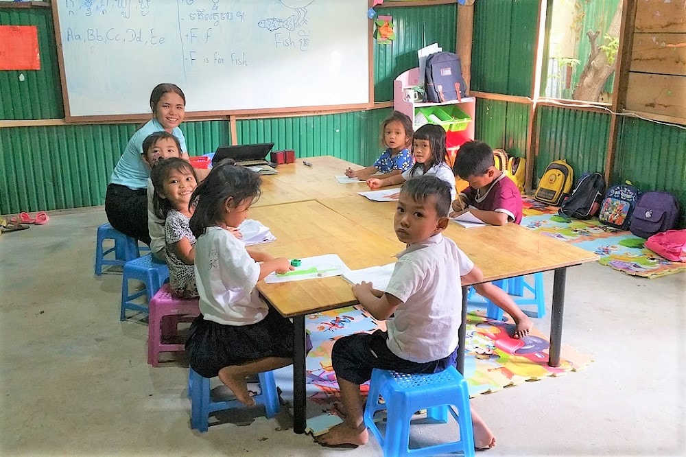 絵を描く幼稚園の子供たち