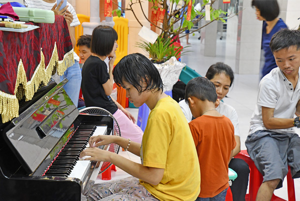 ベトナム、盲目の女の子がピアノを演奏