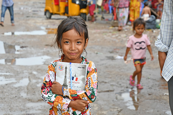 カンボジアスラムに暮らす女の子