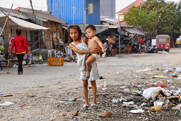 カンボジアスラムに暮らす、小さな弟の面倒をみる女の子