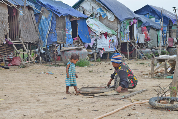 カンボジアスラムで暮らす人々