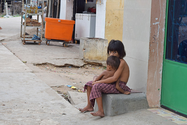 カンボジアスラムに暮らす、小さな弟の面倒をみる女の子