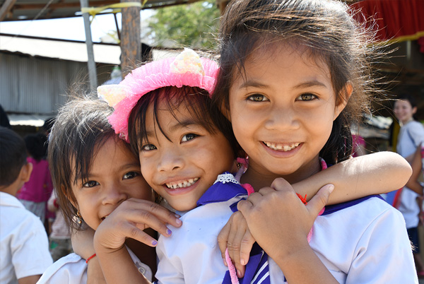 カンボジアスラムで夢に向かって明るい笑顔を見せる女の子