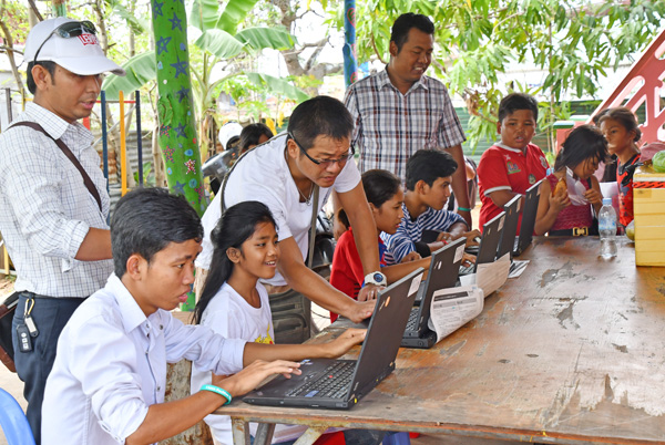 カンボジアスラムの子ども達にパソコンを寄付