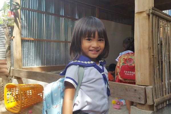 村の幼稚園に通うスラムの女の子