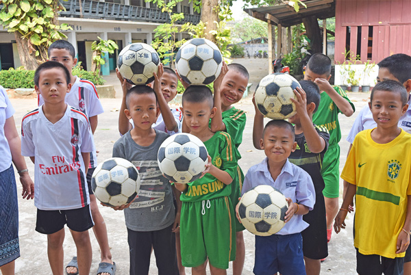 ラオスの小学校の子どもにボールを寄付する