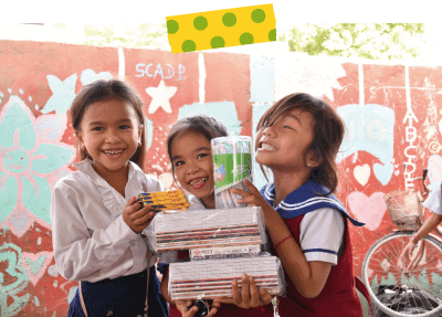支援された文房具に喜ぶ東南アジアの少女たち