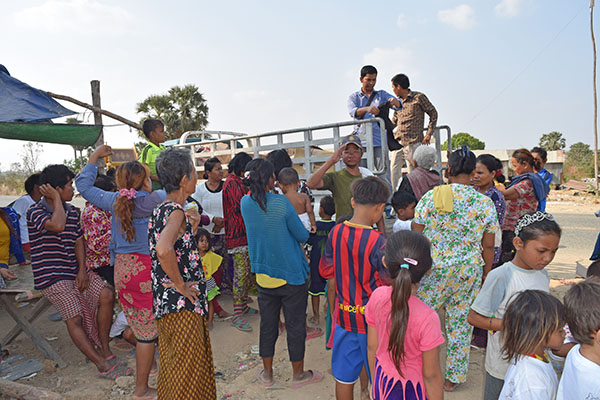 カンボジアの秘境の村に物資を届ける