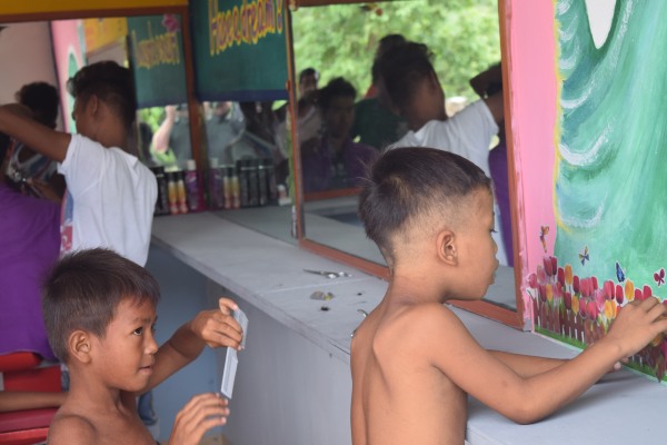 かカンボジアの子ども達の髪型