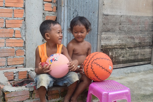 ボールを持ち笑顔のスラムの少年たち