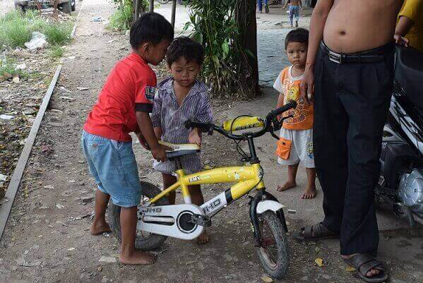 自転車に乗ろうとする少年たち