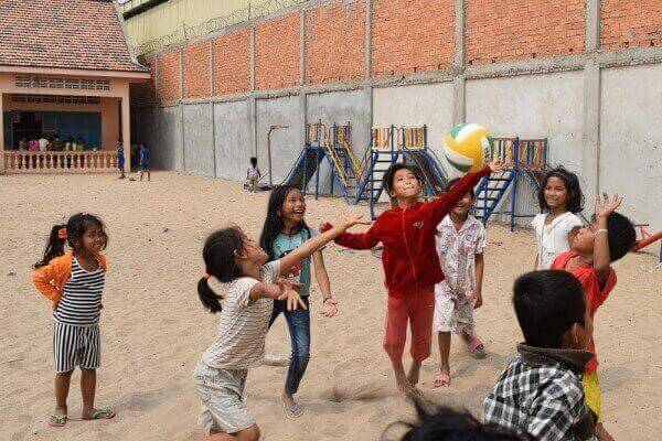 バレーボールをするスクールの少女たち