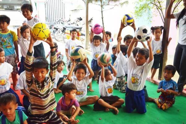 ボールをもらった孤児院の子供たち