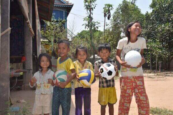 ボールを持つ小学校の子供たち