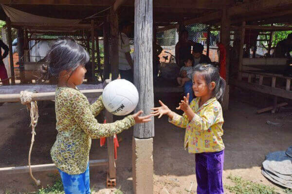 ボール遊びをするふたりの少女