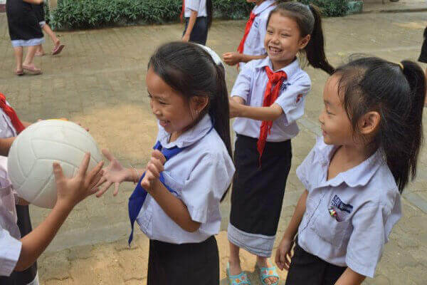 バレーボールに笑顔の3人の少女