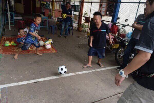 施設の子供たちとサッカー