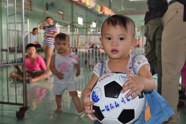 ボールを持つ孤児院の子供