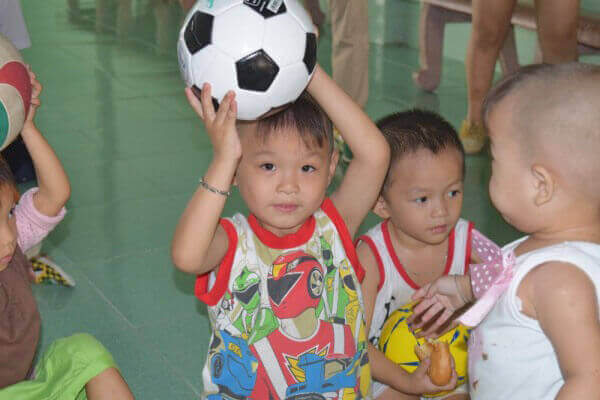 ボールを掲げる孤児院の子供