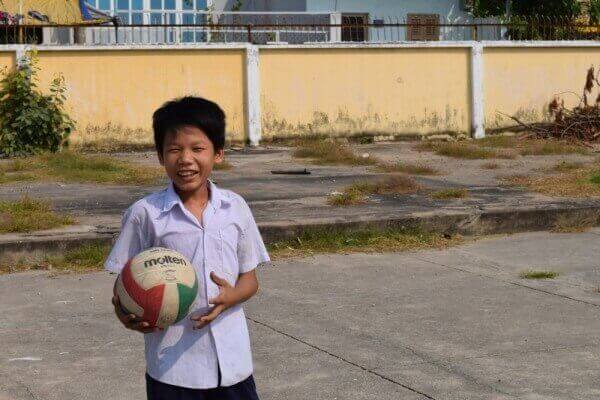 ボールを持つ笑顔の少年