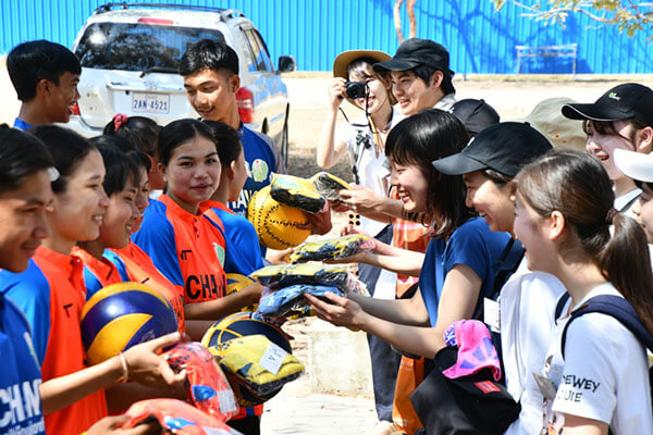 カンボジアユニフォームとボールを贈呈