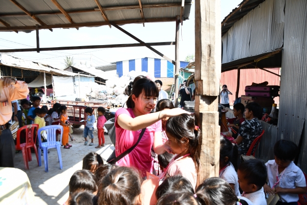 カンボジアの子供たち身長測定