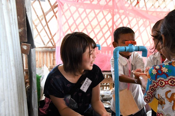 カンボジアの子供たち石鹸での手洗い
