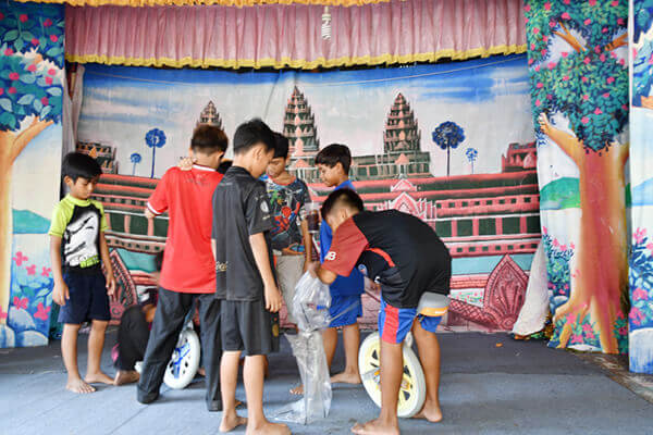 一輪車に喜ぶカンボジアの子供たち