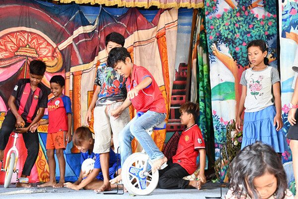 一輪車を練習するカンボジア孤児院の男の子