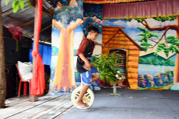 一輪車を練習するカンボジア孤児院の男の子