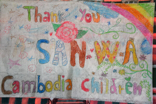 ポスター作りをするカンボジア孤児院の女の子