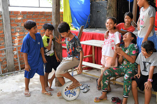 カンボジアの子ども達一輪車大会で転倒