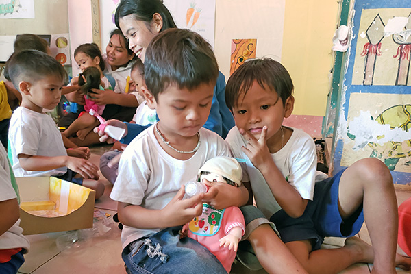 カンボジアの孤児院に一輪車を寄贈