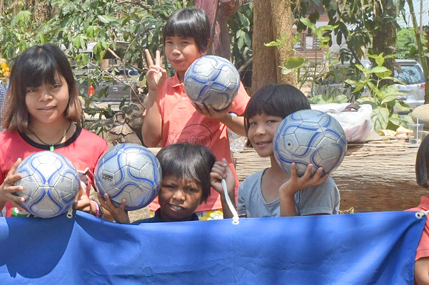 ボールに喜ぶ子供の村学園の子供たち