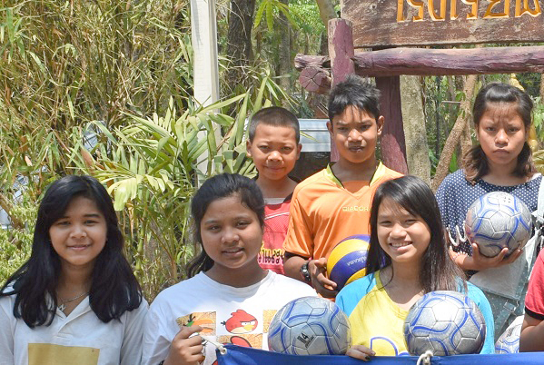 ボールを持つ子供の村学園の少年少女たち
